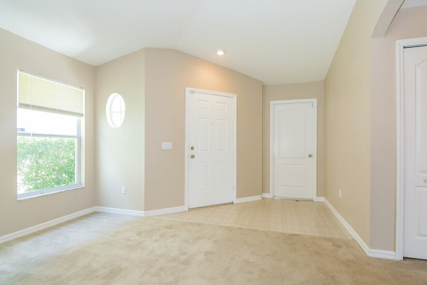 Building Photo - 1120 Lake Shore Ranch Dr