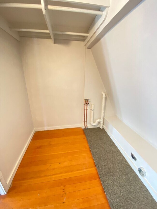 Building Photo - 2409 Omro Rd