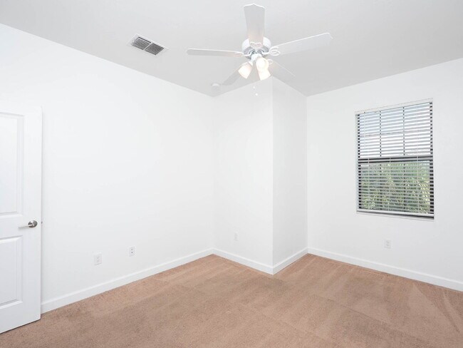 Building Photo - Newer-construction townhome in the highly desirable Lorraine Lakes