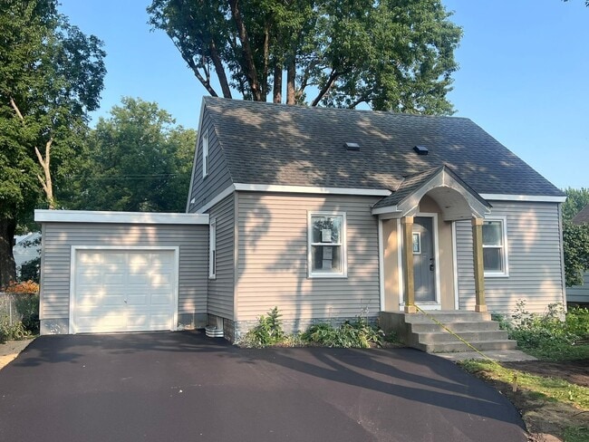 Building Photo - Adorable 3 Bedroom Fully Renovated Home!