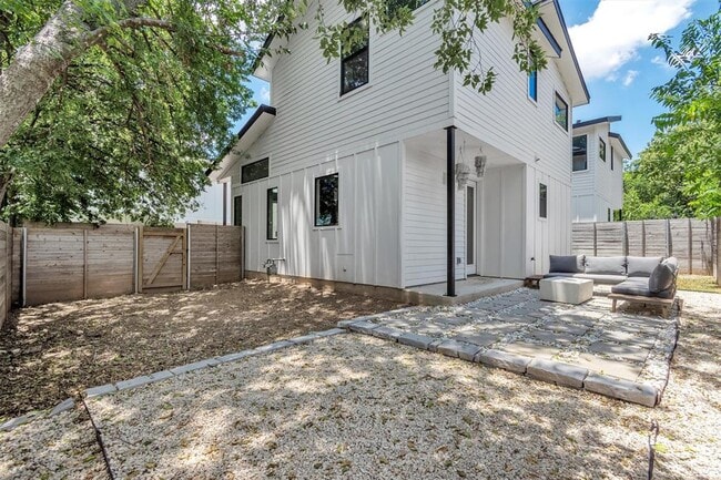 Building Photo - 408 W Odell St