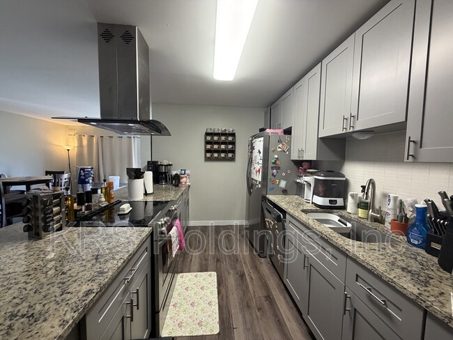 Building Photo - 617 De Laura Cir