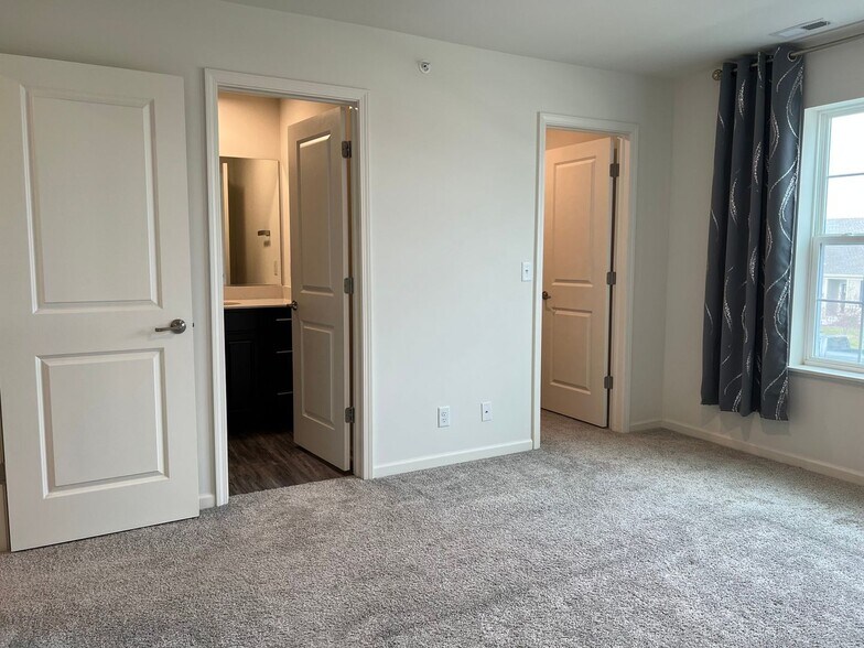 Building Photo - 1231 Hawk Hollow Dr