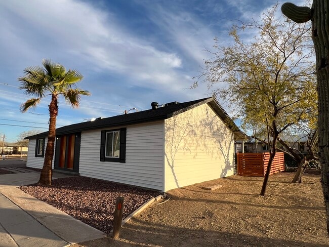 Building Photo - 441 E Brady St