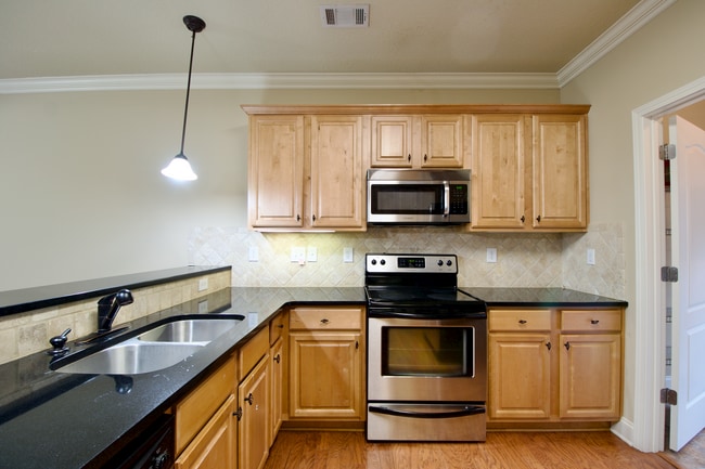 Building Photo - Downtown Auburn Living on West Glenn – Wal...