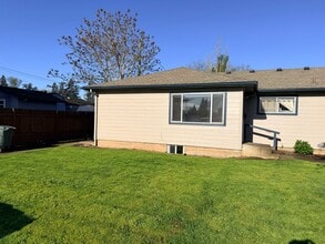 Building Photo - Two Bedroom Duplex With Full Size Basement