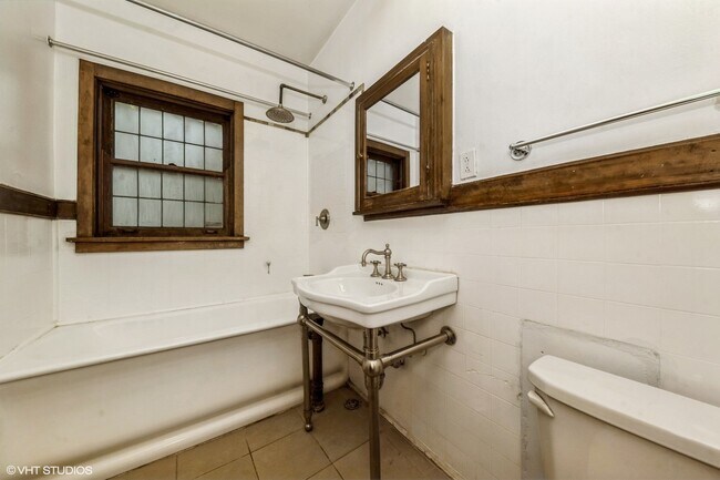 Building Photo - 5656 S Dorchester Ave