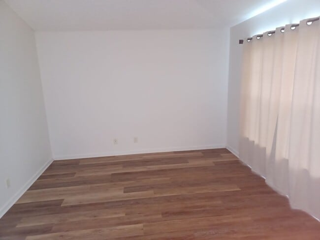 Building Photo - Large 3 BR 2 BA Rental in Desirable Area
