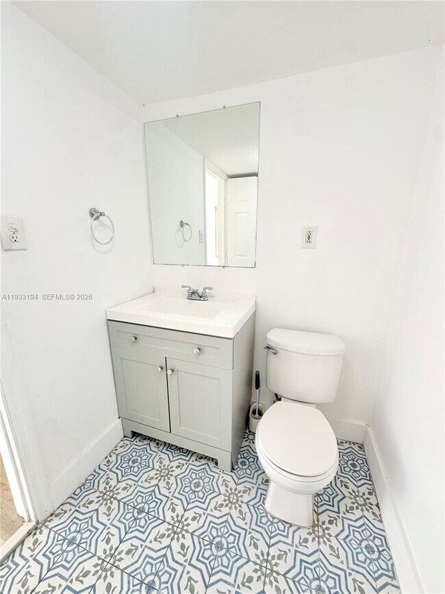 Building Photo - 553 NE 65th St