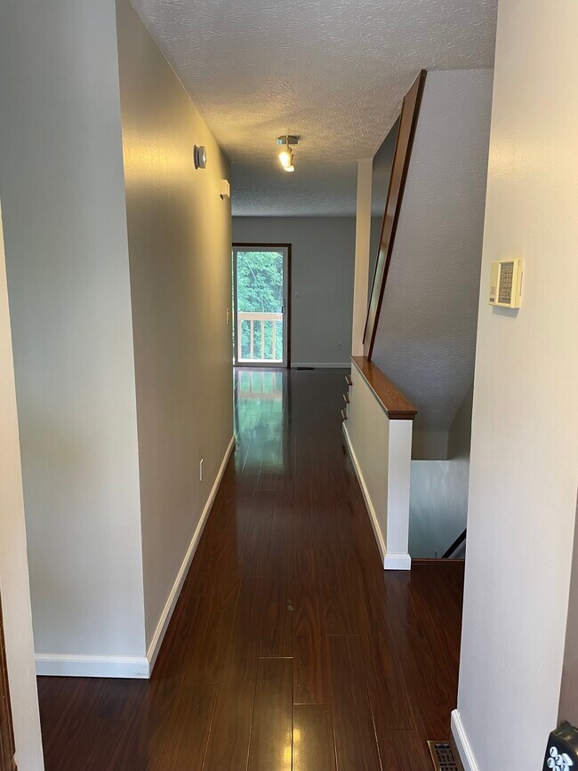 Building Photo - 3240 Brookview Way