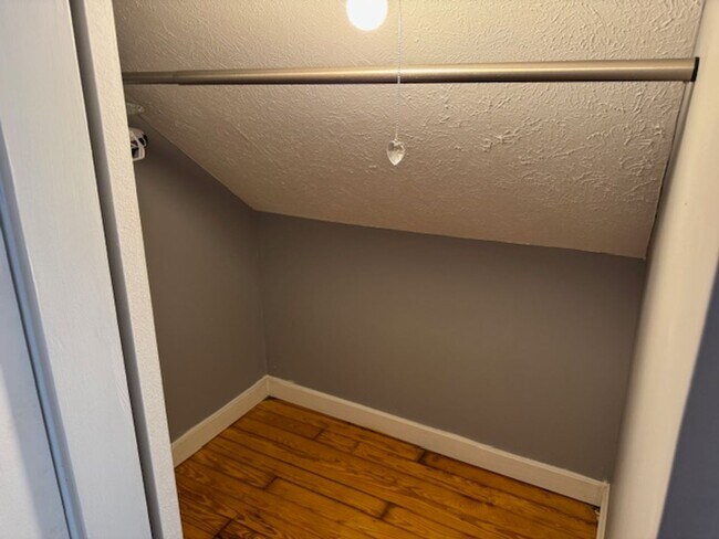Building Photo - 3 Bedroom, 1 Bath Cape Cod Home w/Detached...