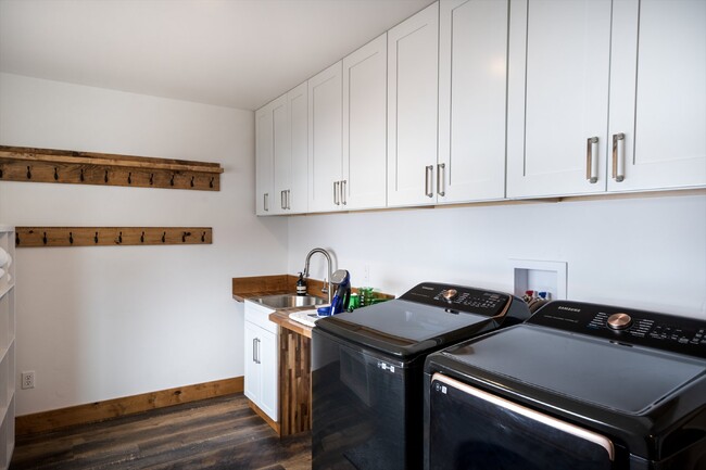 Building Photo - Avail Sept 14th thru May 31st.  Fully furnished w/ internet & utilities included