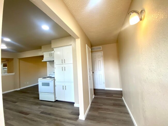 Building Photo - $1,895 Peach & Mckinley, 3 Bedroom - E. Ho...