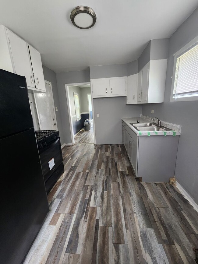 Building Photo - One Level VERY updated Home with (1) Car G...