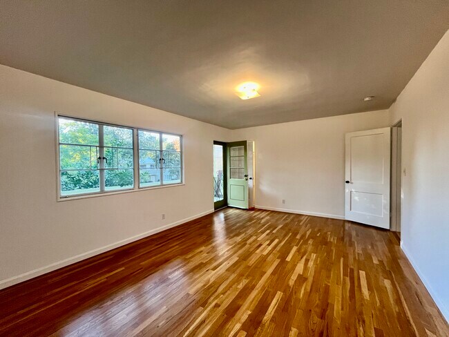 Access to private balcony - 5367 Village Grn