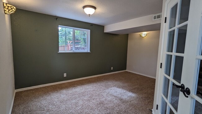 Building Photo - BEAUTIFUL 5 BED/3 BATH RANCHER WITH FINISH...