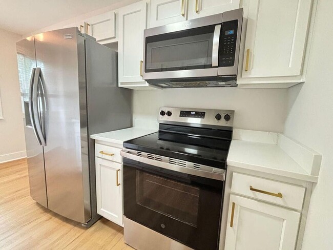 Building Photo - Fully Updated Home in Charleston