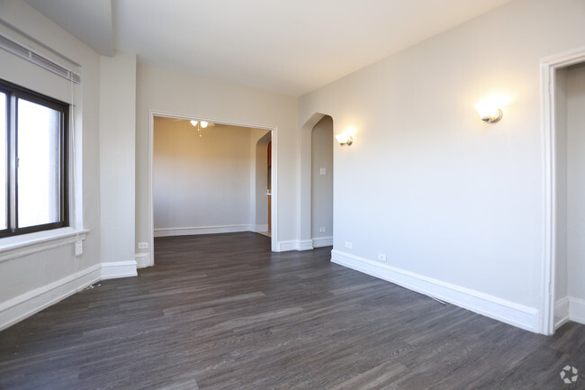 1 BR, 1 BA - Renovated - living room - 1033 W Loyola