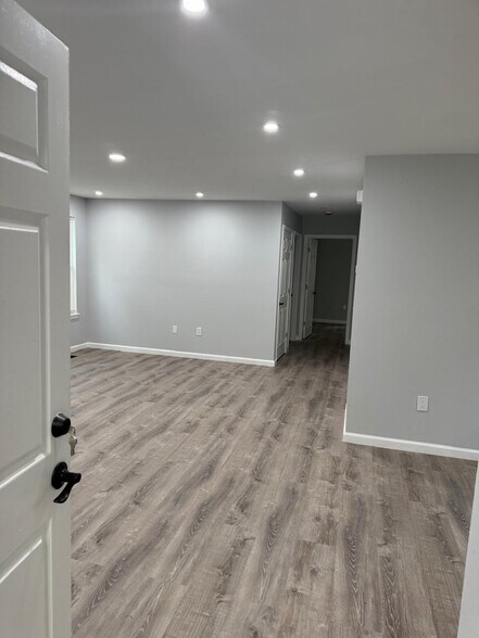 Main Entryway & Dining Nook - 285 Rose St