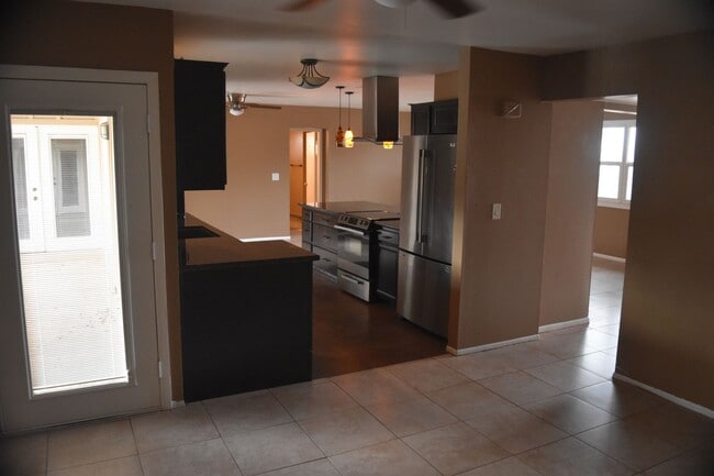 Building Photo - Awesome 5 Bed 2 Bath Home at ASU