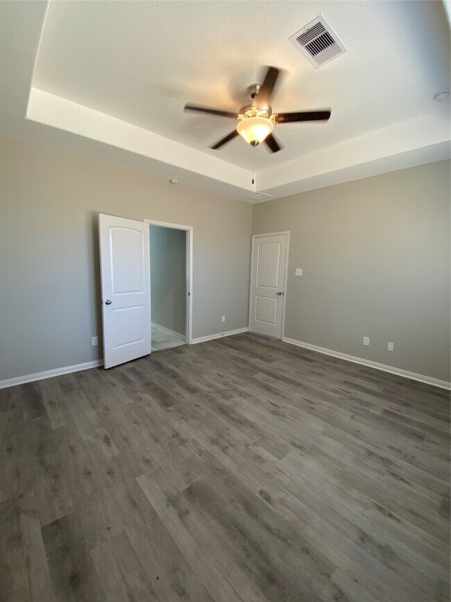 Building Photo - 16620 Merry Pines Dr