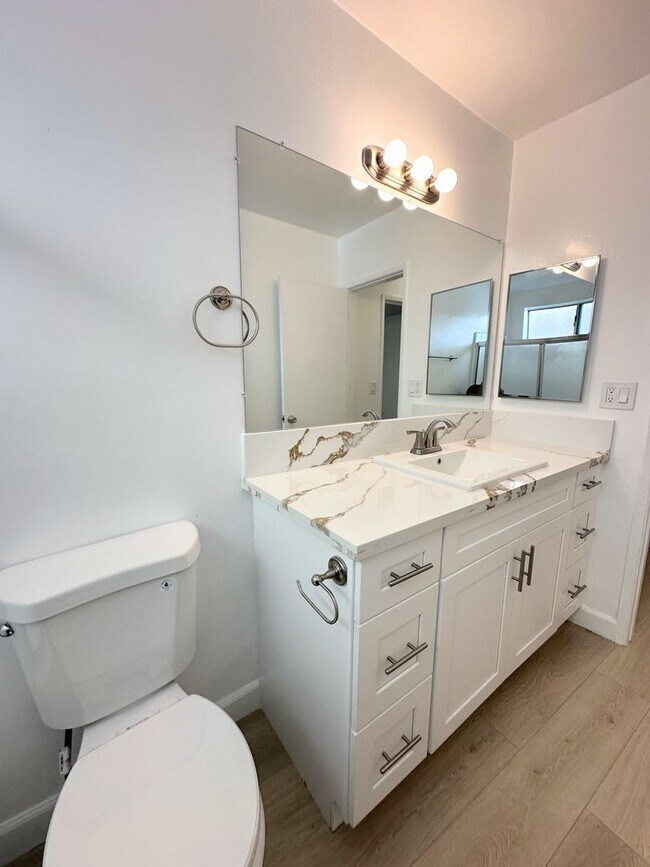 Building Photo - Highly updated 1bd/1ba in Canoga Park, Chatsworth adjacent! Parking included