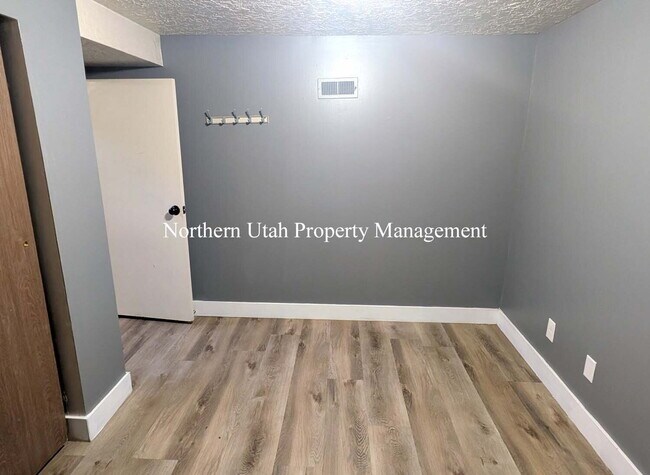Building Photo - New Paint - 3 Bed 1 Bath