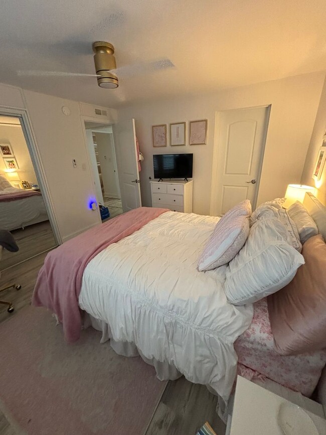 Building Photo - Spacious 3BR/2BA Condo Near UTK – Updated,...
