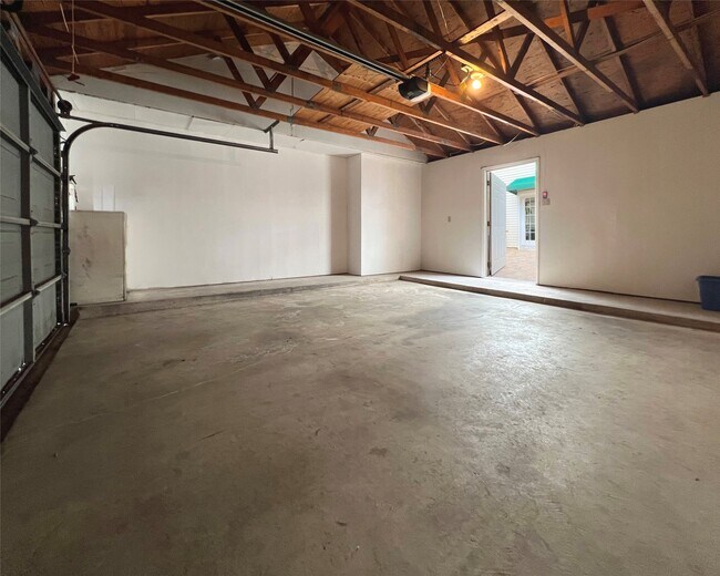 Building Photo - 3300 Bellefontaine