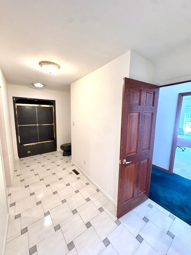 Building Photo - GRAND FIVE BEDROOM HOME