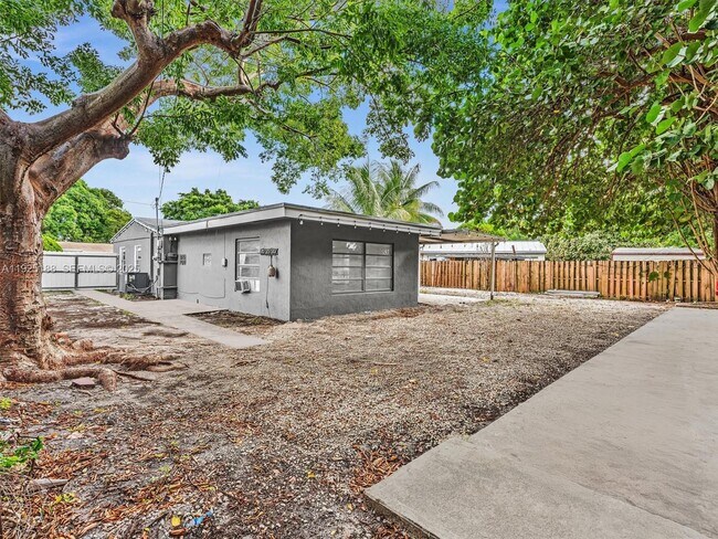 Building Photo - 1624 S 23rd Ave