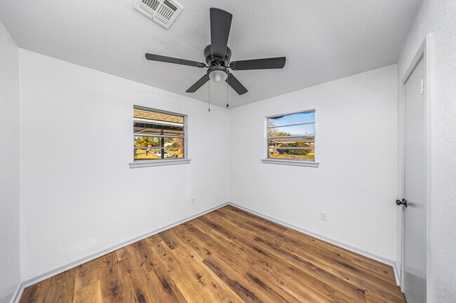 Building Photo - 911 SW 35th St