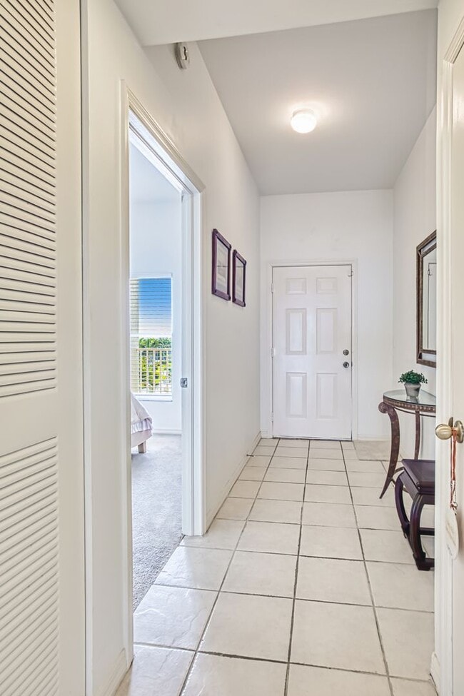 Building Photo - 3 bedroom 2.5 bathroom furnished condo