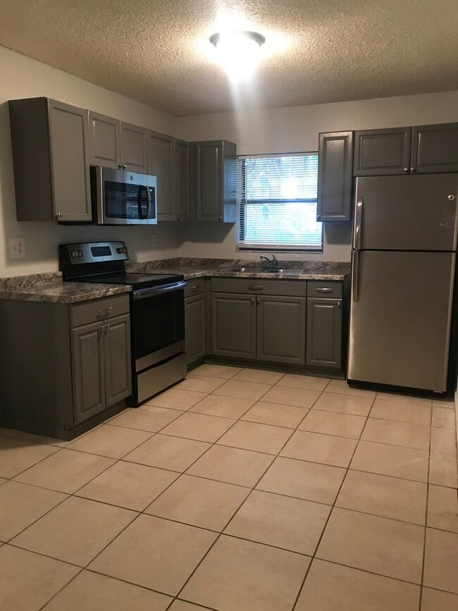 Building Photo - SPACIOUS RANCH STYLE 3 BEDROOM 2 FULL BATH...