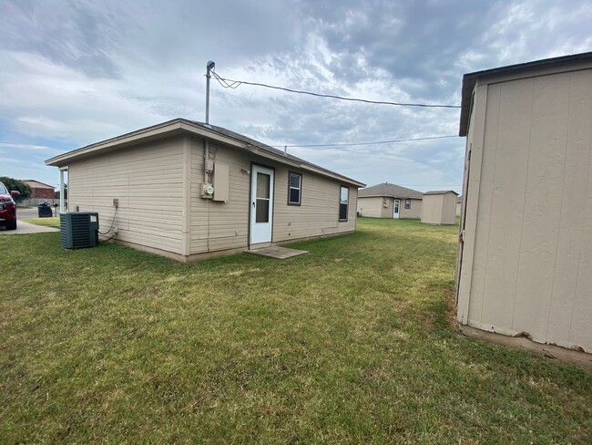 Building Photo - Cozy Home on large lot