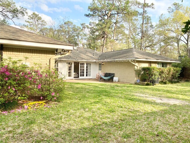 Building Photo - 729 Camelot Ln