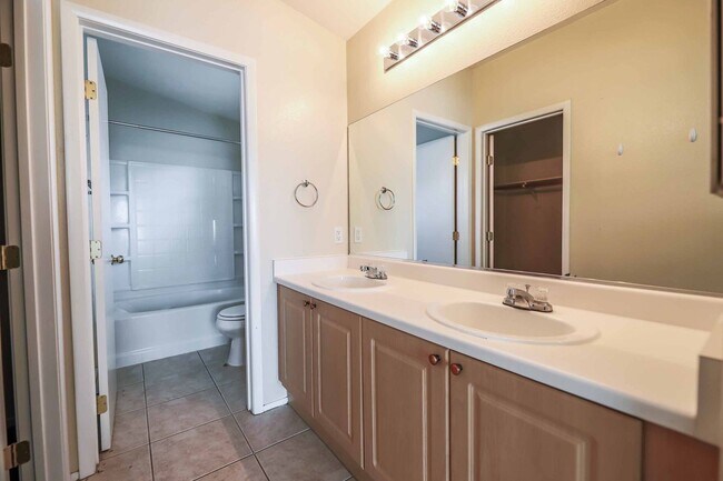 Building Photo - 2 BEDROOM TOWNHOUSE WITH GARAGE!