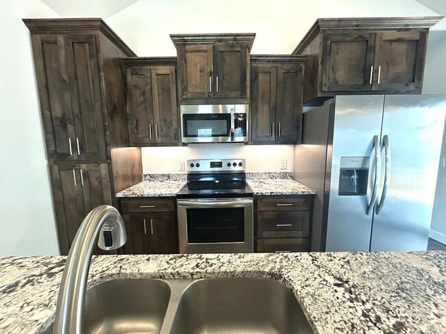 Building Photo - Water included - 1 Bed 1 Bath Near Downtown Rogers