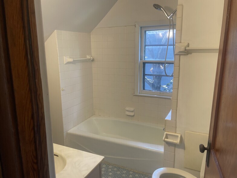 bathroom - 1384 Lafond Ave