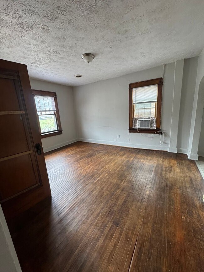 Building Photo - One bedroom apartment available south of downtown! Avail August 2026!