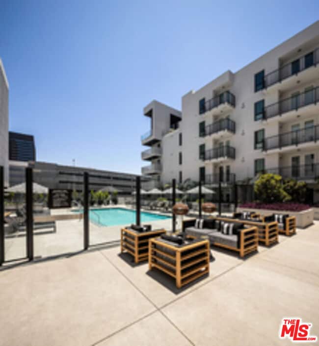 Building Photo - 687 S Hobart Blvd