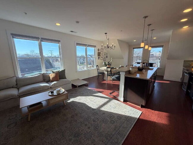 Building Photo - 1107 S Walter Reed Dr