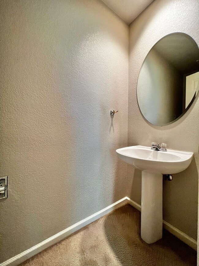 Building Photo - 3 Bed, 3 Bath House in Southeast Fort Coll...