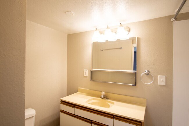 Building Photo - Great NW Location: Spacious 1 Bedroom Ready Now!
