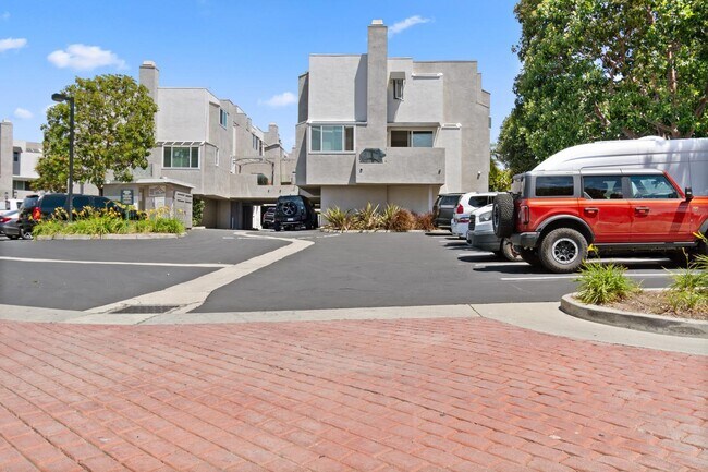 Building Photo - 501 Herondo St