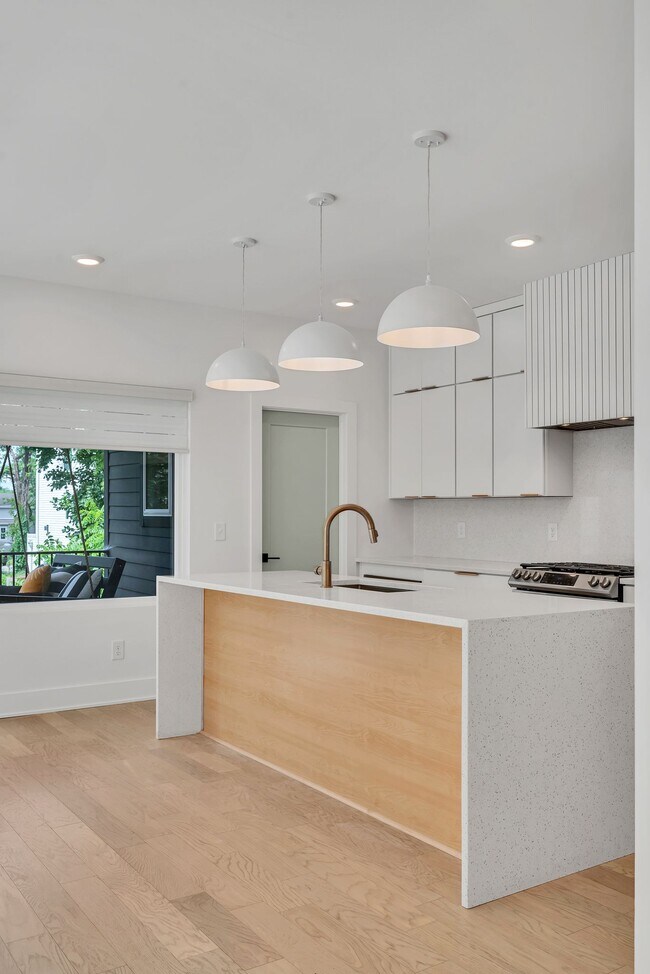 Building Photo - 904 Cahal Ave
