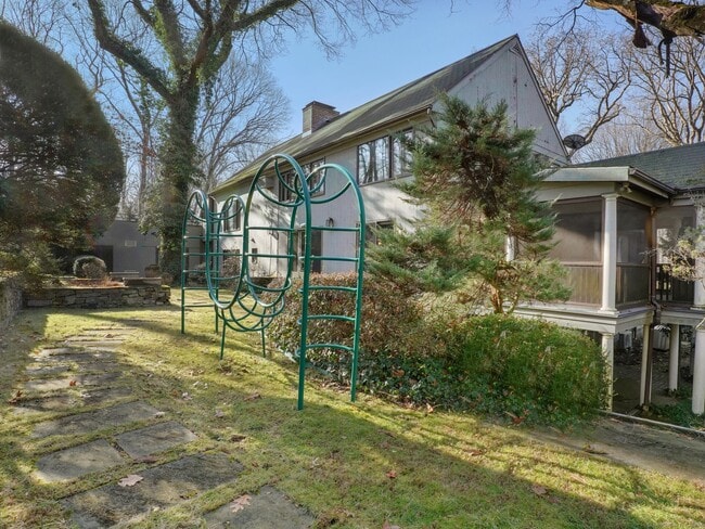 Building Photo - 8 Bayberry Ridge Rd