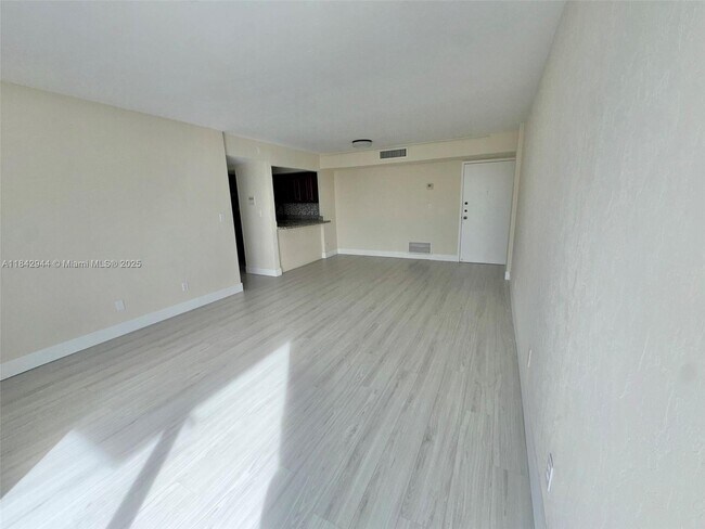 Building Photo - 2715 Tigertail Ave