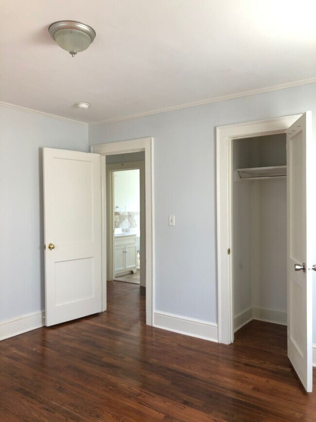 Building Photo - Adorable Bungalow with 2BR/1BA in Greer - desirable neighborhood in Greenville County - close to ...