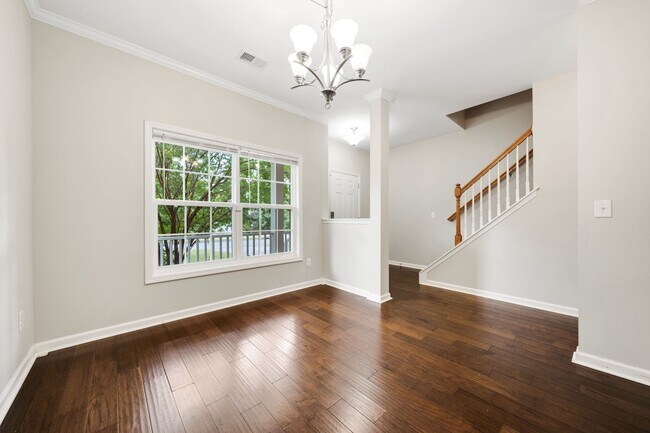 Building Photo - Gorgeous 5 bedroom home with loft + fully fenced yard!